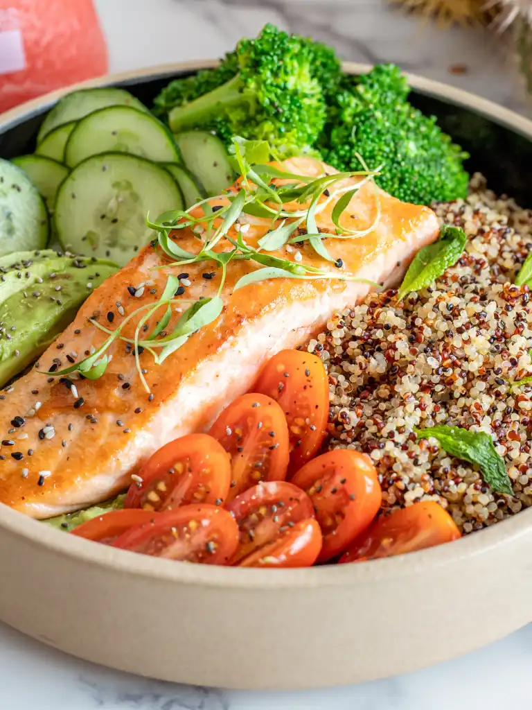 Buddha bowl aux légumes vers et saumon, une recette idéale pour votre endométriose.