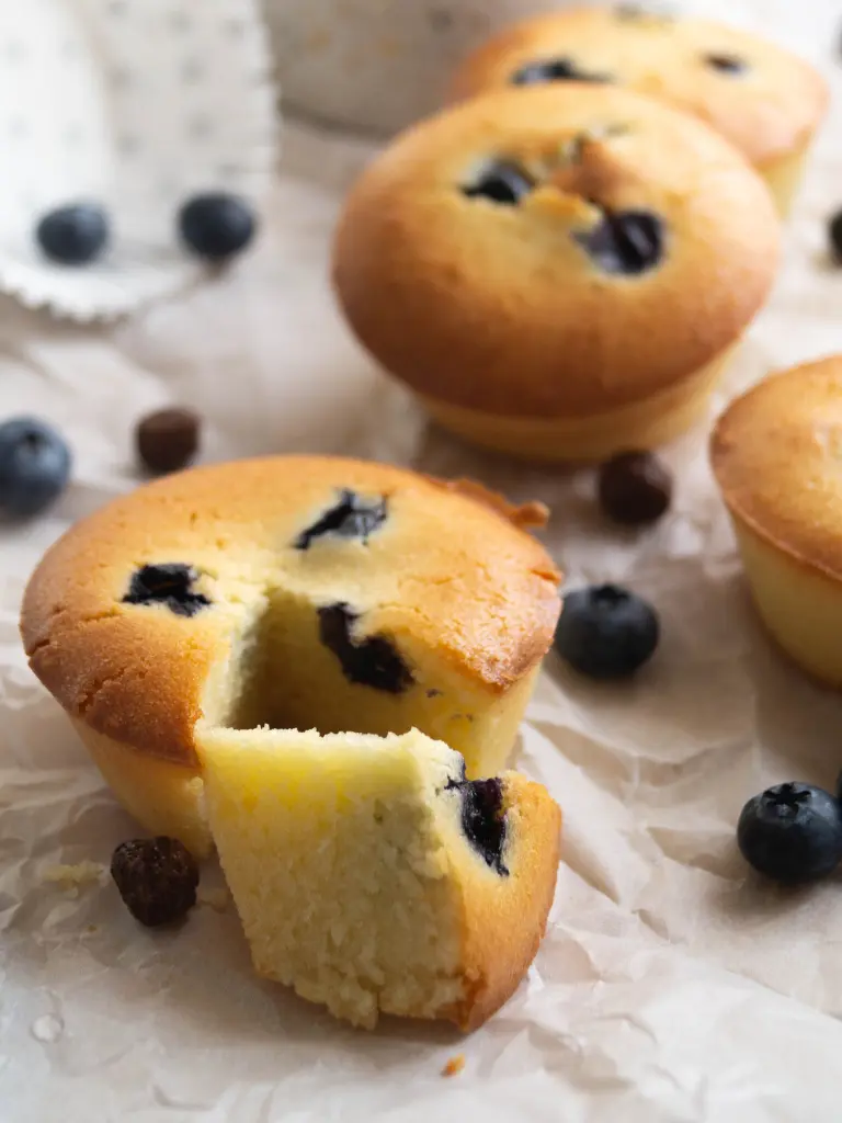 Une recette de goûter pour l'endométriose : des muffins sans gluten aux amandes et myrtilles.