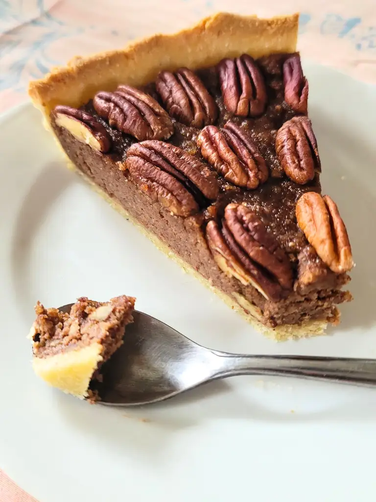 Une part de pecan pie ou tarte aux noix de pécan