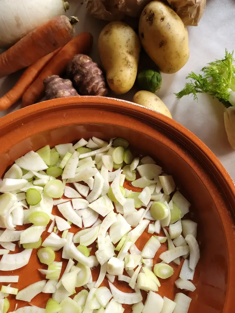 Tajine aux légumes d'automnes coupés avant cuisson.