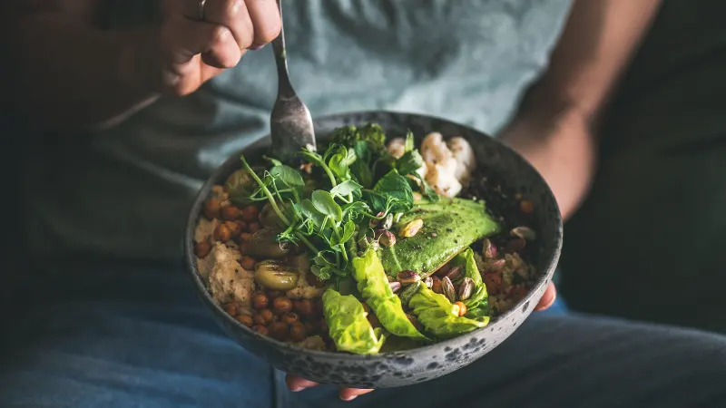 Salade anti-inflammatoire houmous et pois chiches grillés, recommandée en cas d'endométriose.